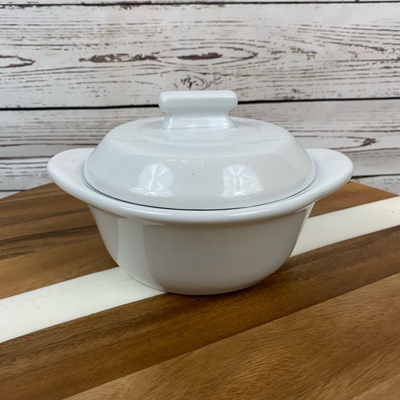 pampered chef casserole dish with lid